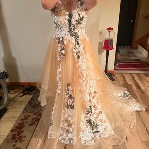 Elegant Floral Lace Prom Dress in Cream and White